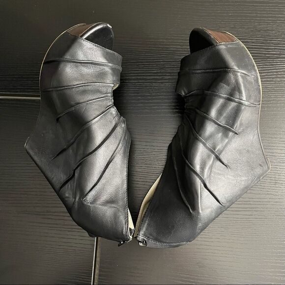 Messeca New York Cecilia Black Leather Platform Wedges. 9.5 - Picture 4 of 16